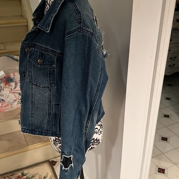Adorable lightweight Jean jacket - Picture 5 of 8